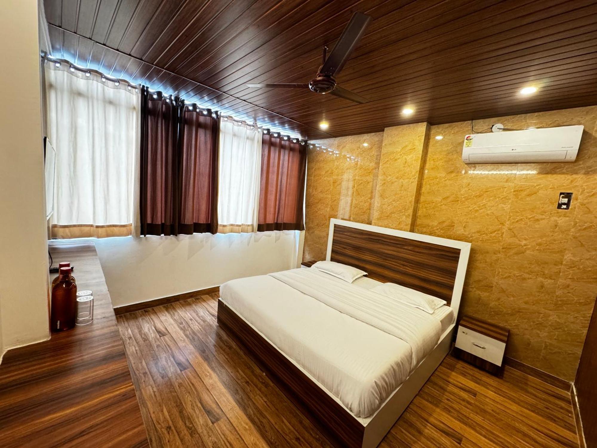 Hotel Walk Inn Faridabad Eksteriør billede